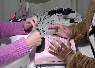 Cliente recebendo manicure na Amabili da Rosa Nails, Oliveira De Frades, Viseu, PT, destacando cuidados com as unhas.
