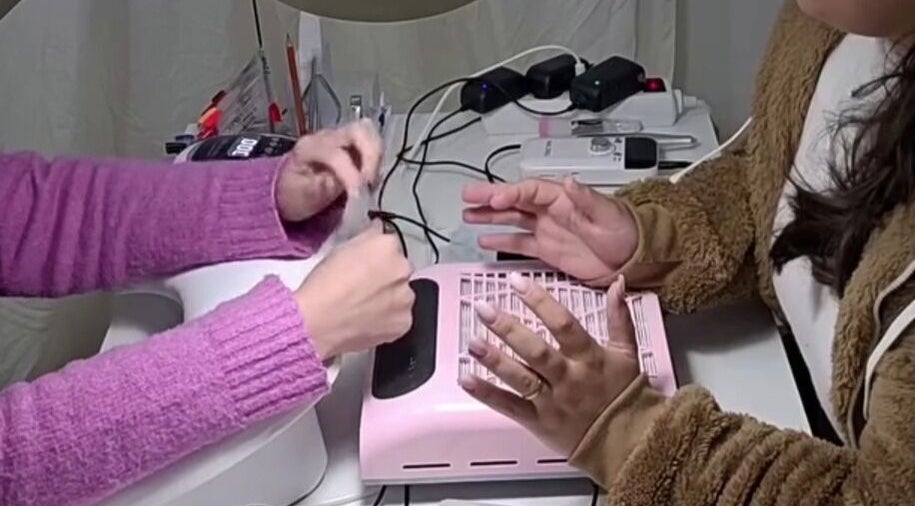 Cliente recebendo manicure na Amabili da Rosa Nails, Oliveira De Frades, Viseu, PT, destacando cuidados com as unhas.