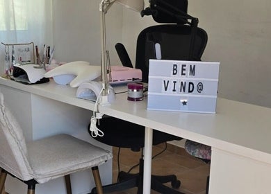 Mesa de manicura em Amabili da Rosa Nails, Oliveira De Frades, Viseu, PT, com sinal de boas-vindas.
