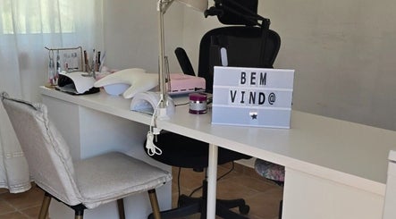 Mesa de manicura em Amabili da Rosa Nails, Oliveira De Frades, Viseu, PT, com sinal de boas-vindas.