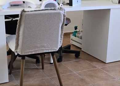 Mesa de manicure em Amabili da Rosa Nails, Oliveira De Frades, Viseu, PT, com cadeira estofada.