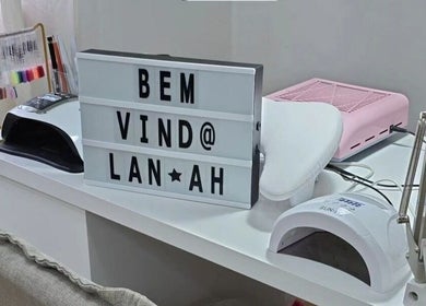 Mesa de manicure em Amabili da Rosa Nails, Oliveira De Frades, Viseu, PT, com luz de boas-vindas.
