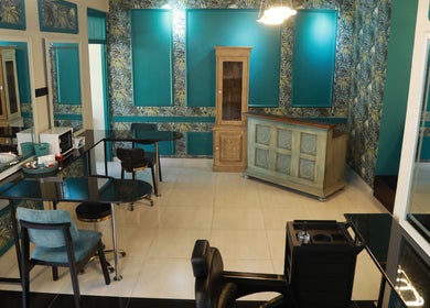 Modern salon interior at Aurum Studio, Sri Jayawardenepura Kotte, Western Province, LK with teal and floral accents.