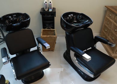 Luxurious wash stations at Aurum Studio, Sri Jayawardenepura Kotte, Western Province, LK, for premium hair care.