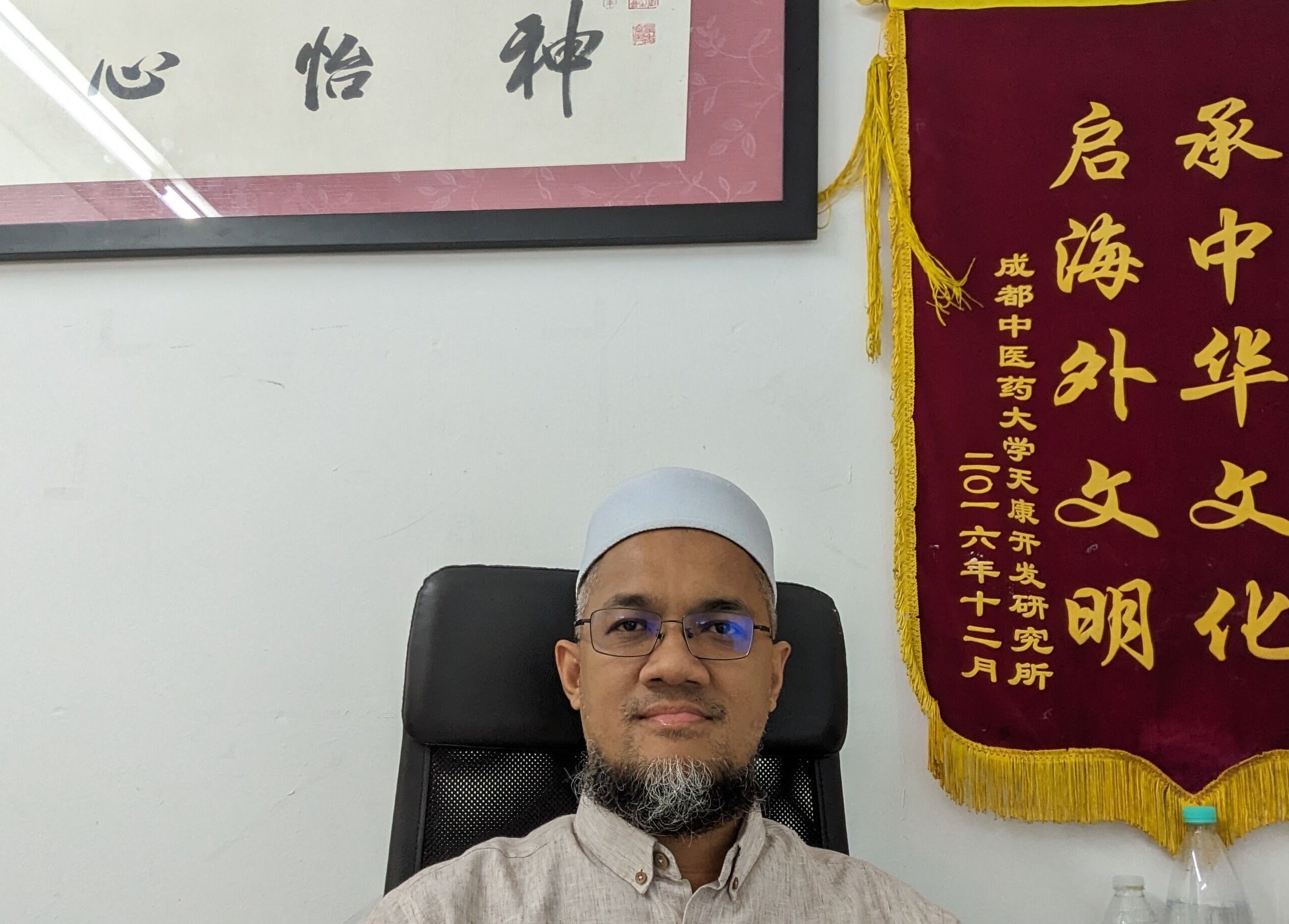A professional at Al Raed Wellness Centre, Batu Caves, Wilayah Persekutuan Kuala Lumpur, MY, with cultural decor.