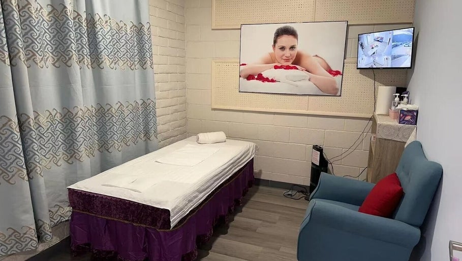 Relaxing massage room at Swan Massage, Yuma, Arizona, US with cozy seating and calming decor.