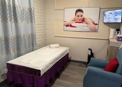 Relaxing massage room at Swan Massage, Yuma, Arizona, US with cozy seating and calming decor.