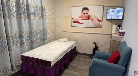 Relaxing massage room at Swan Massage, Yuma, Arizona, US with cozy seating and calming decor.