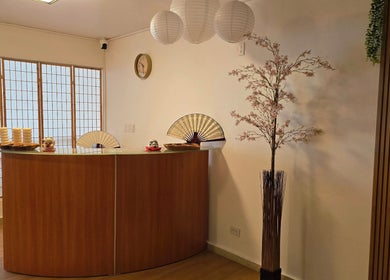 Recepción acogedora en Heiwa, Panamá, Provincia De Panamá con decoración japonesa y lámparas colgantes.