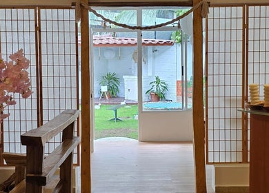 Vista interior de Heiwa con paneles shoji y jardín en Panamá, Provincia De Panamá, PA.