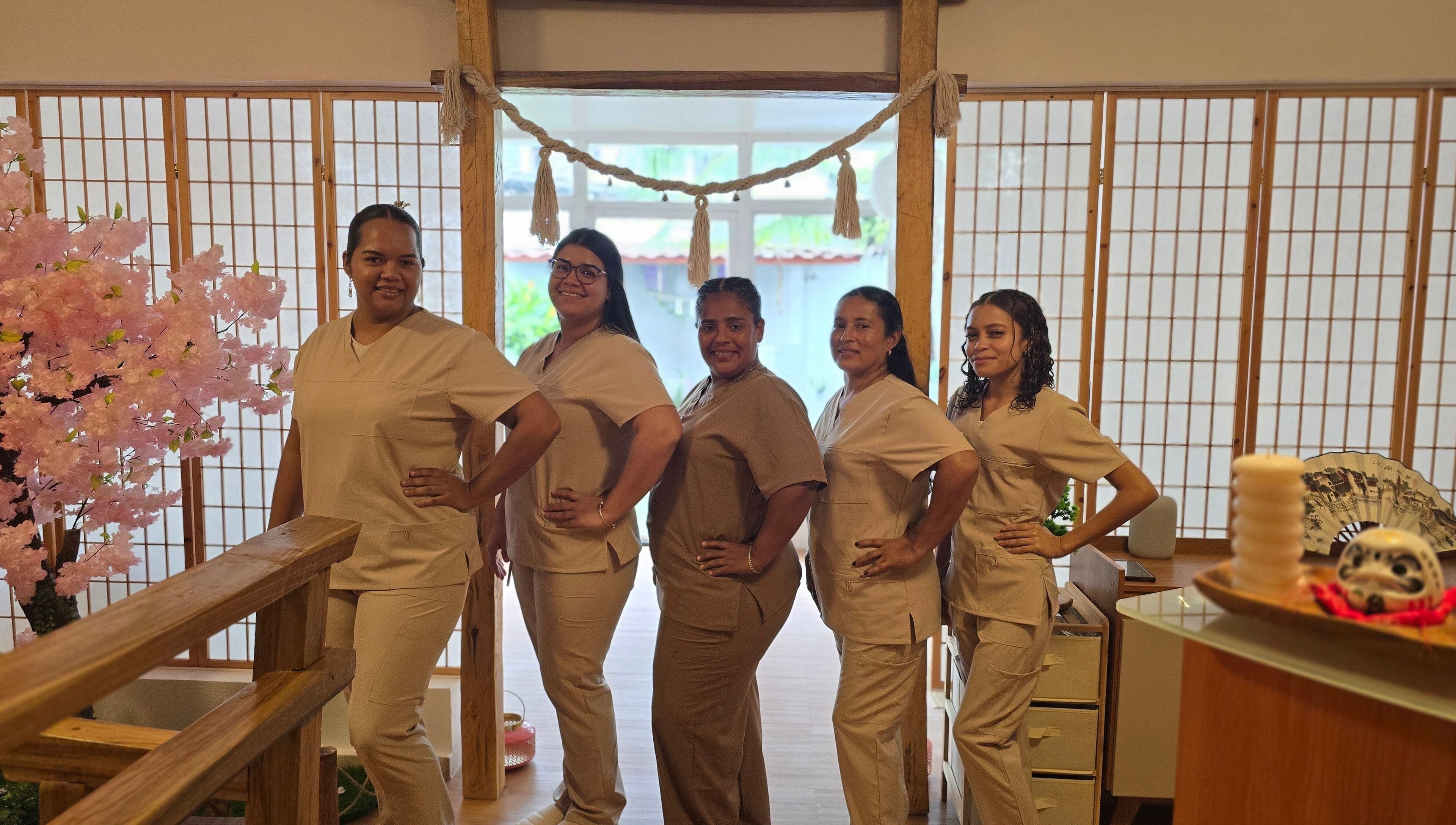 Equipo de profesionales en Heiwa D.K, Panamá, Provincia De Panamá, PA, mostrando un ambiente acogedor y profesional.