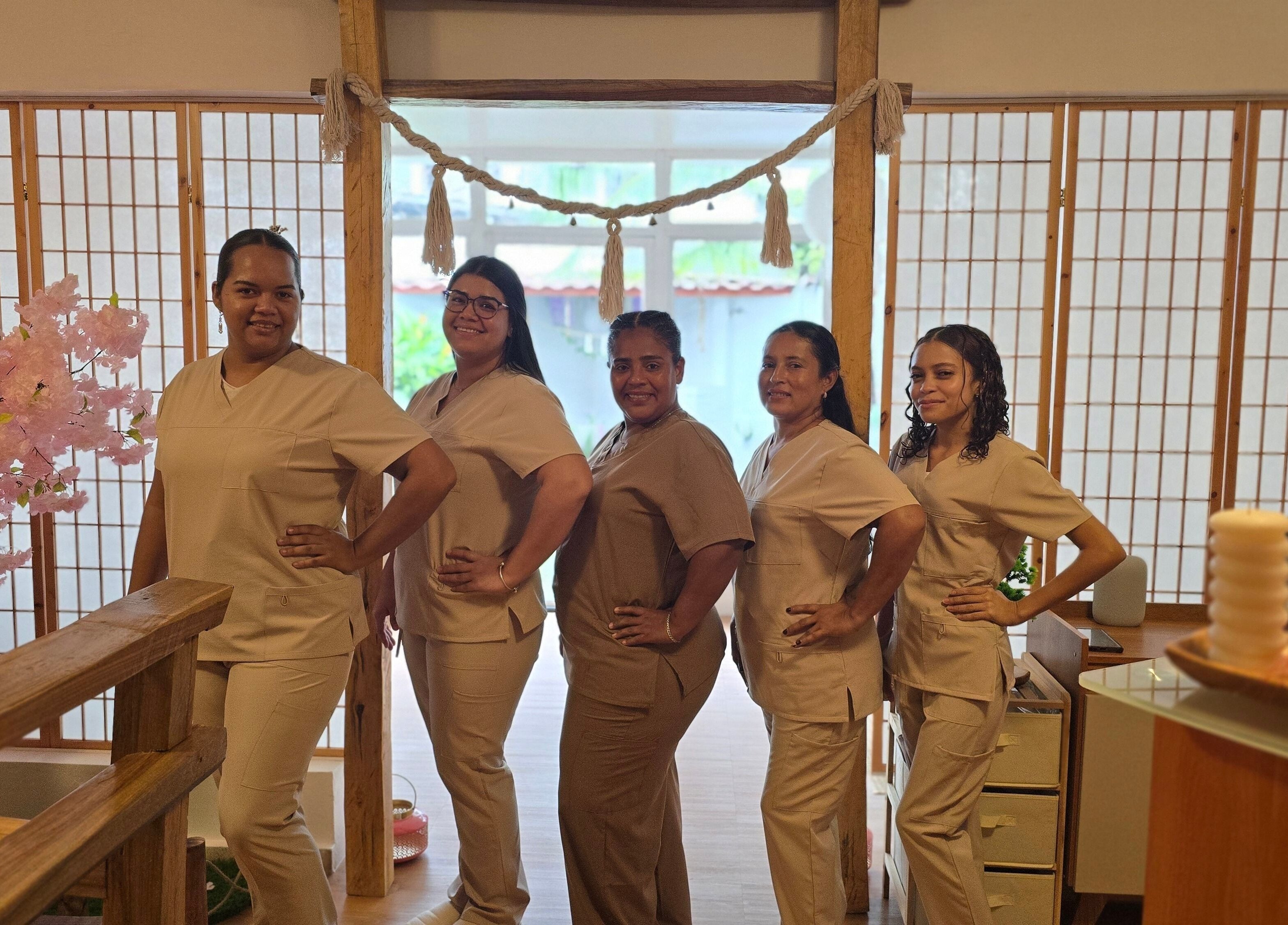 Equipo de profesionales en Heiwa D.K, Panamá, Provincia De Panamá, PA, mostrando un ambiente acogedor y profesional.