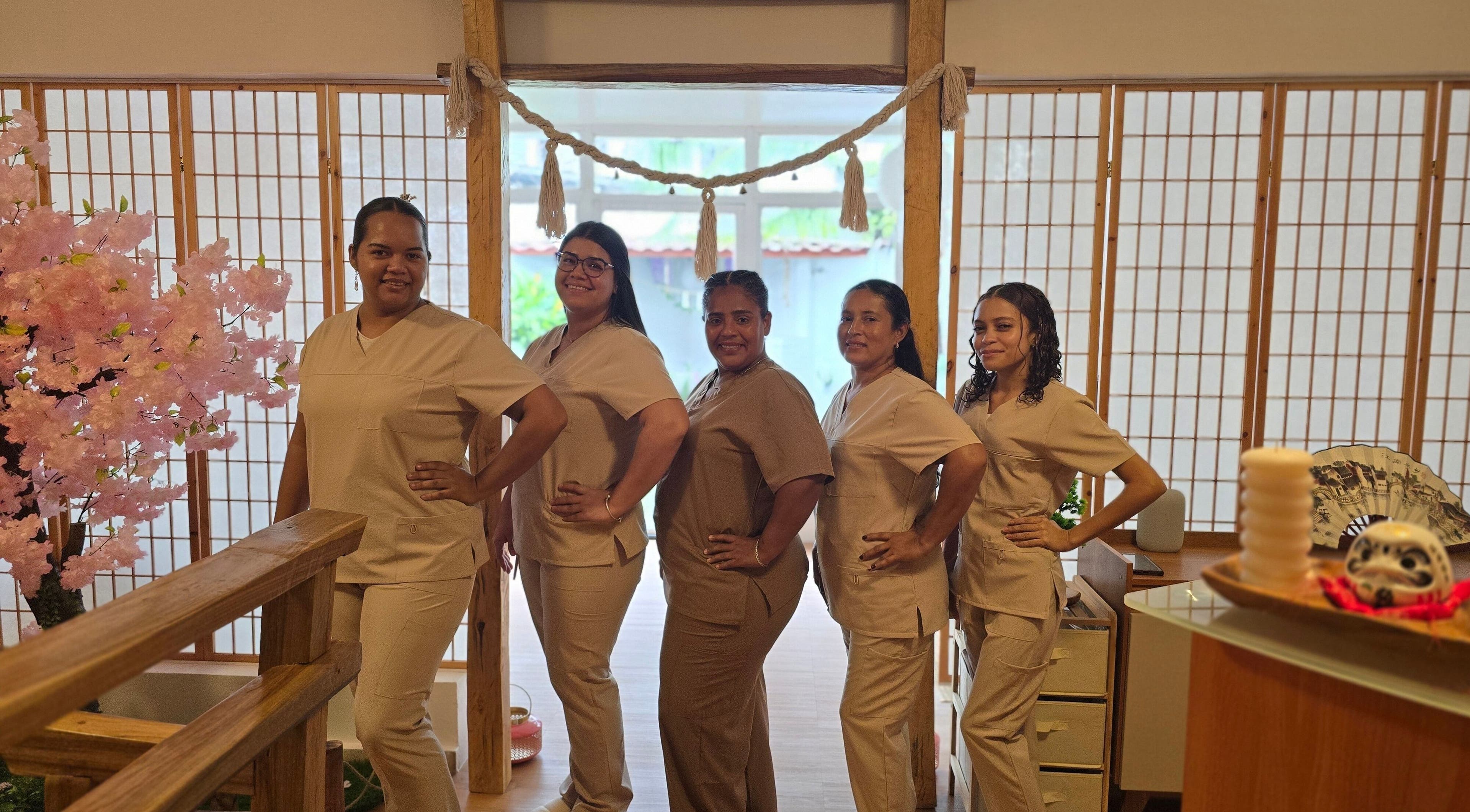 Equipo de profesionales en Heiwa D.K, Panamá, Provincia De Panamá, PA, mostrando un ambiente acogedor y profesional.