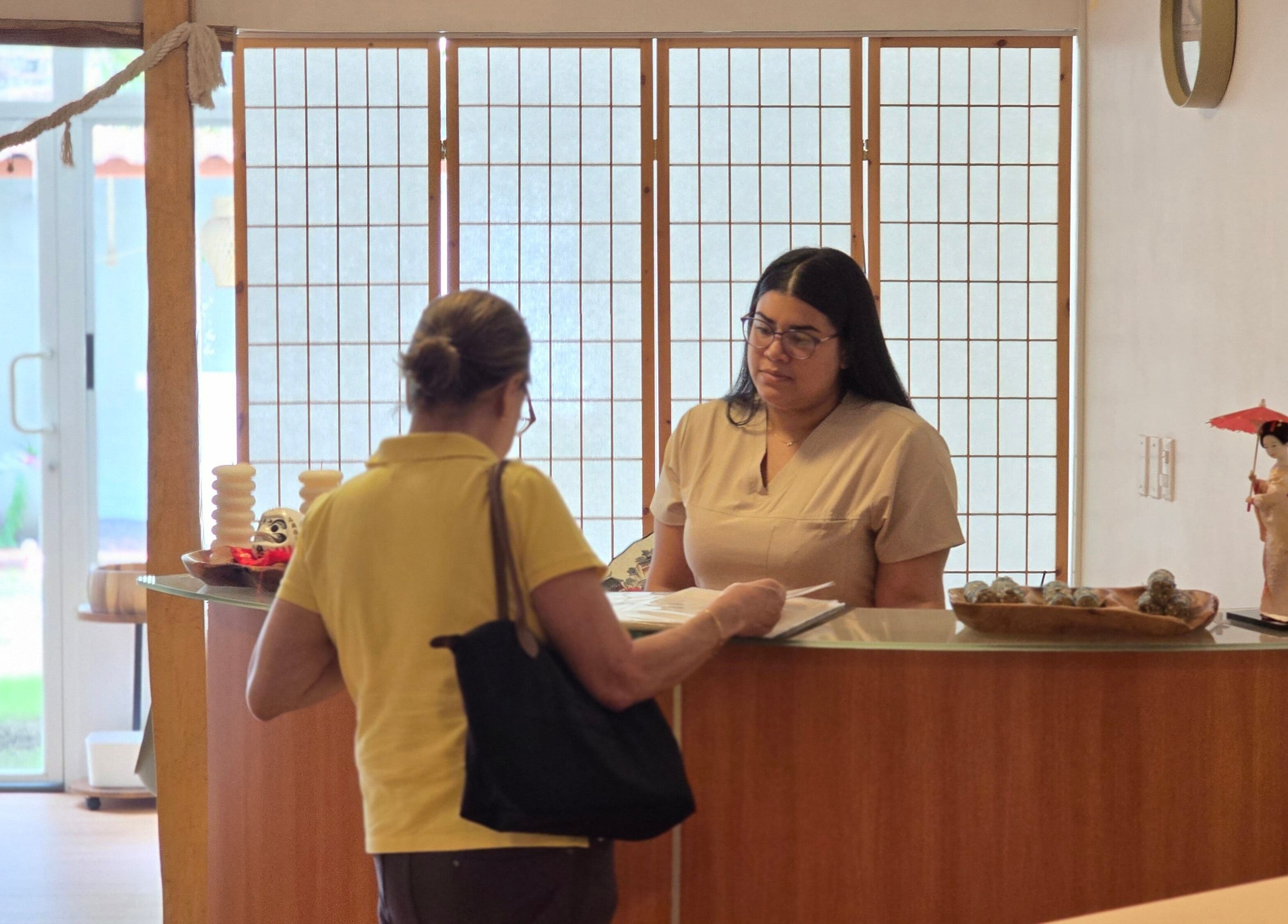 Recepcionista atendiendo a cliente en Heiwa D.K, Panamá, Provincia De Panamá, PA.