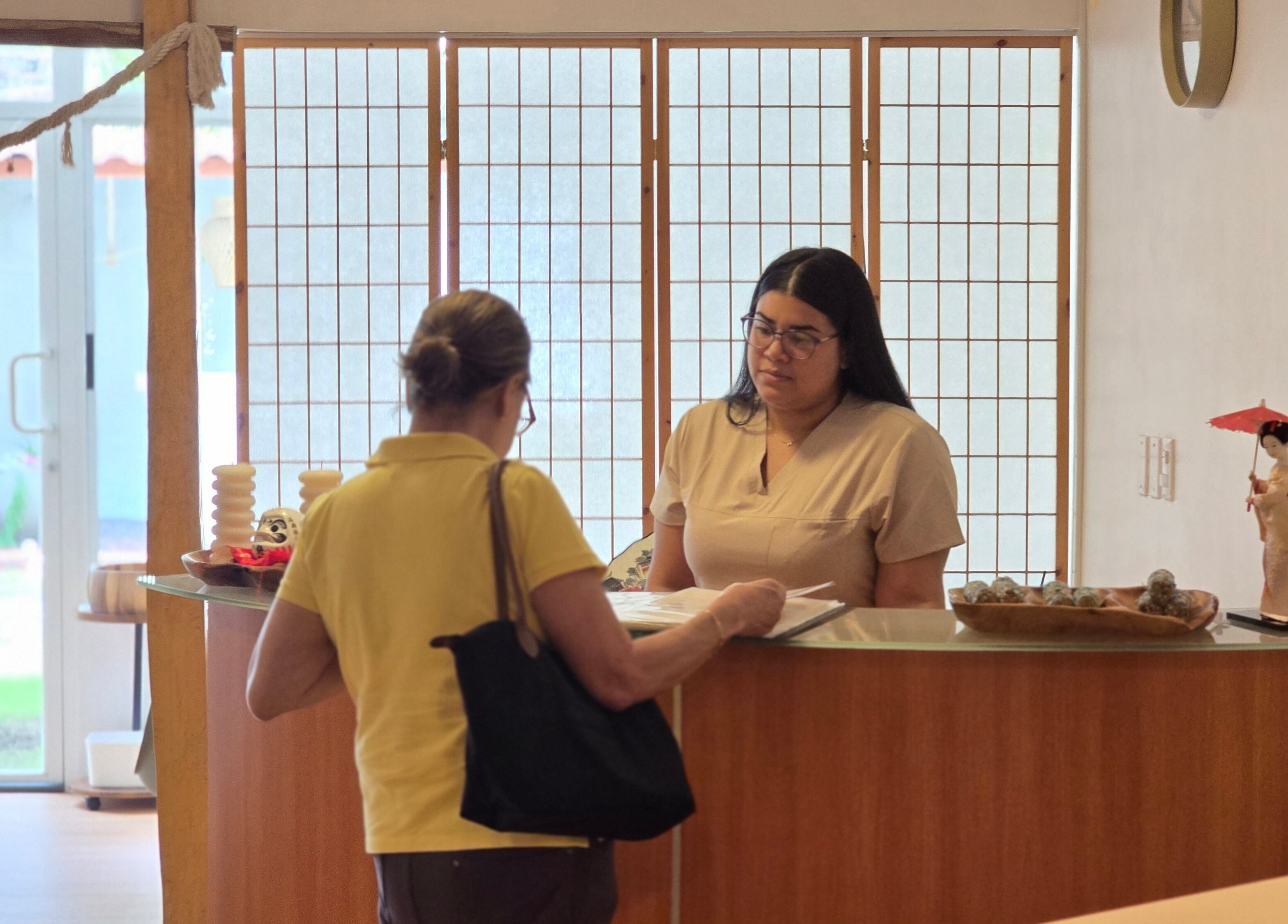 Recepcionista atendiendo a cliente en Heiwa D.K, Panamá, Provincia De Panamá, PA.