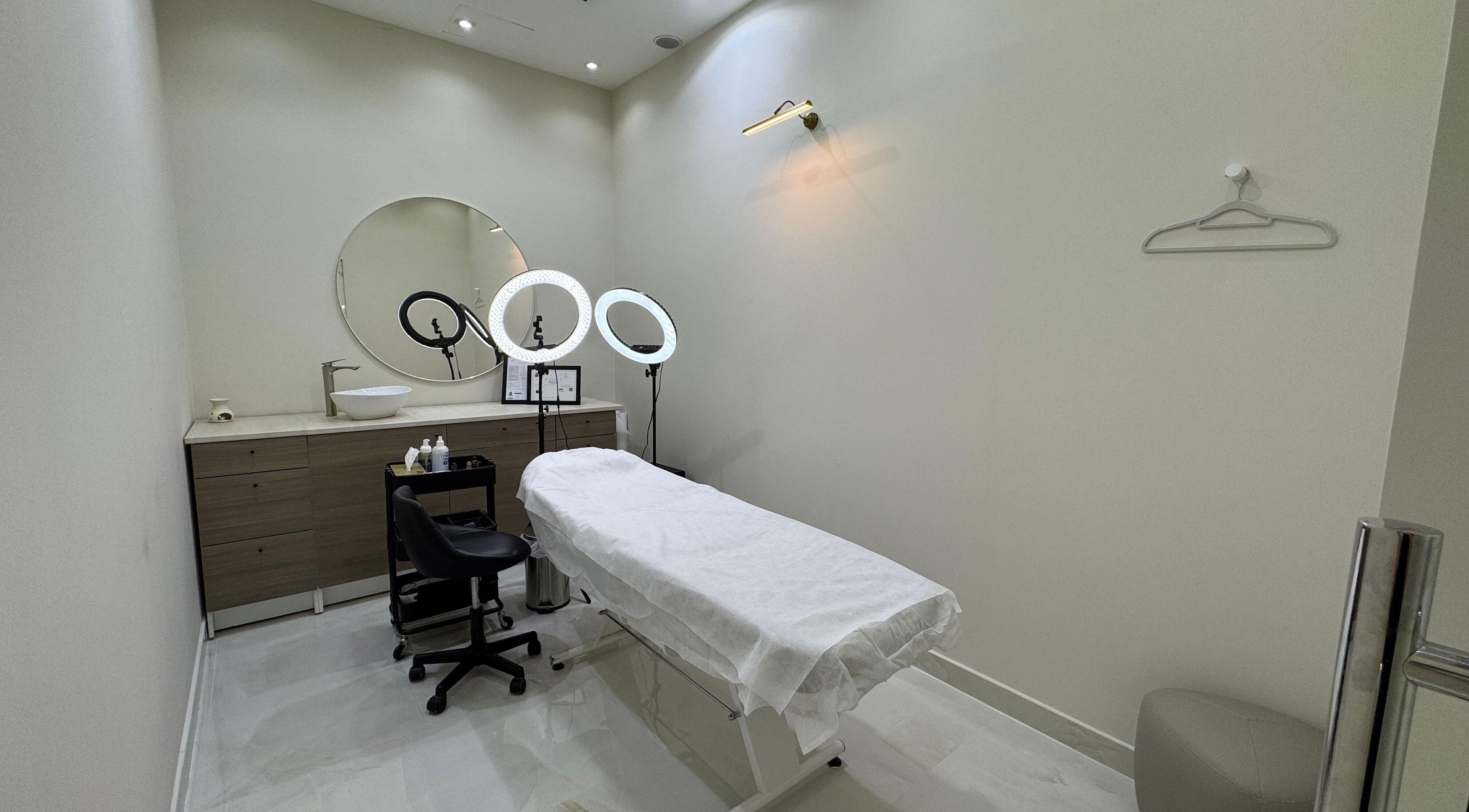 SÉPI treatment room in Dubai, AE, showcasing a modern setup with a bed and professional lighting.