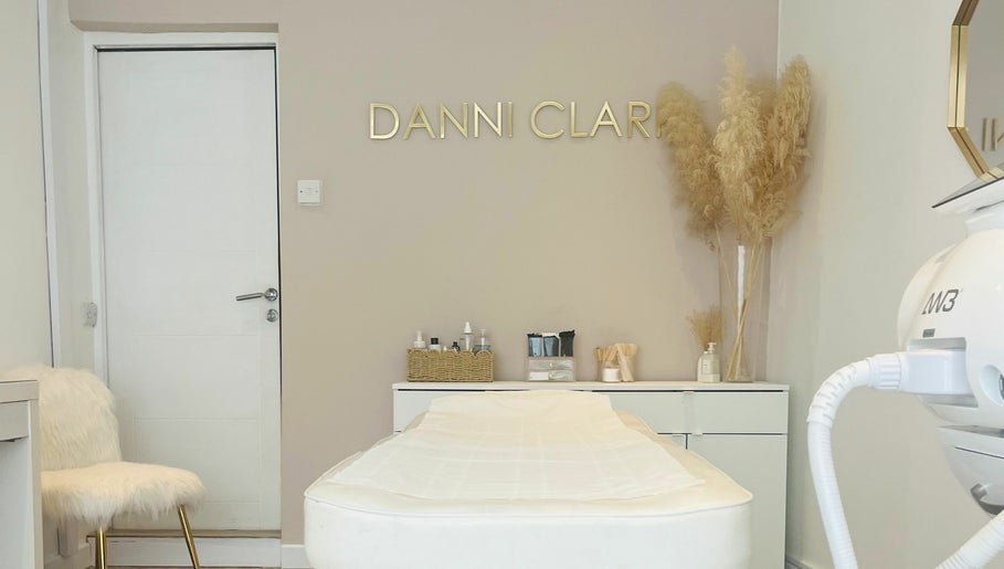 Danni Clark Beauty Bild 1