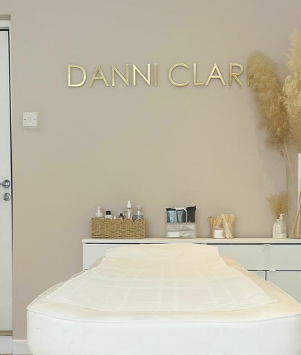 Danni Clark Beauty Bild 2