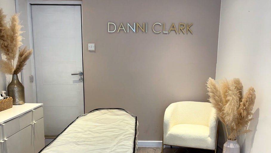 hình ảnh 1 của Danni Clark Beauty