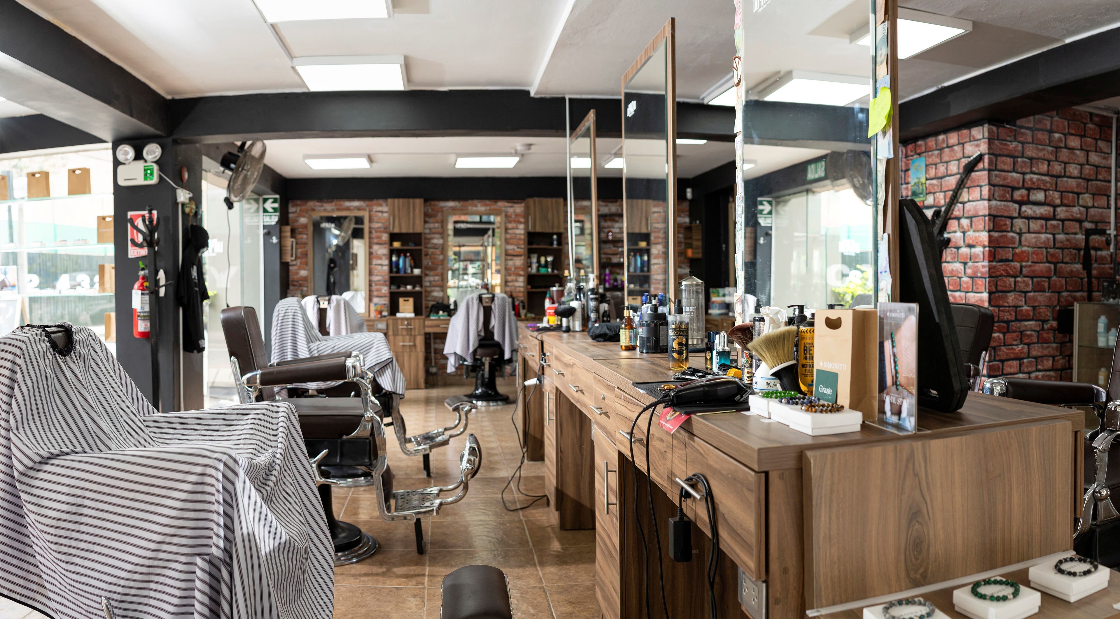 Interior de Perfect Balance for Men en Miraflores, Provincia De Lima, PE, mostrando sillas de barbero elegantes.