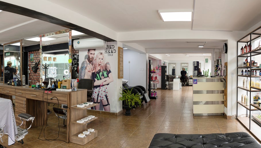 Interior del salón moderno de PB for Women en Miraflores, Provincia De Lima, PE, mostrando estaciones de estilismo.