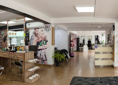 Interior del salón moderno de PB for Women en Miraflores, Provincia De Lima, PE, mostrando estaciones de estilismo.