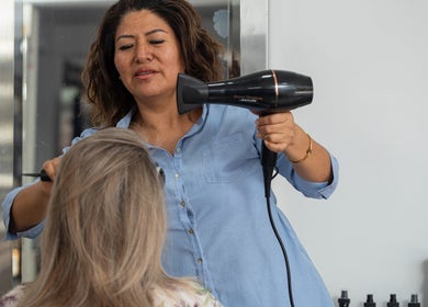 Estilista secando el cabello en PB for Women, Miraflores, Provincia De Lima, PE.