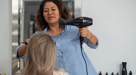 Estilista secando el cabello en PB for Women, Miraflores, Provincia De Lima, PE.