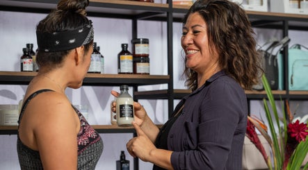 Profesional en PB for Women, Miraflores, Provincia De Lima, PE, mostrando producto de belleza a cliente.