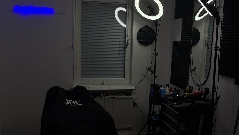 Interior of Angelcuutzz salon in Jordbro, Stockholms Län, SE, featuring a styling station with ring lights.