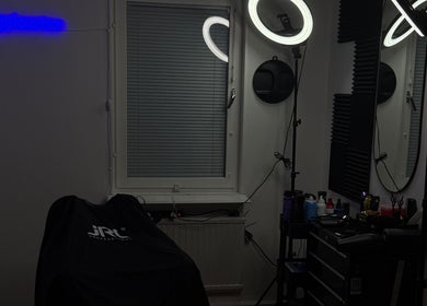 Interior of Angelcuutzz salon in Jordbro, Stockholms Län, SE, featuring a styling station with ring lights.