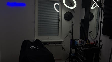 Interior of Angelcuutzz salon in Jordbro, Stockholms Län, SE, featuring a styling station with ring lights.