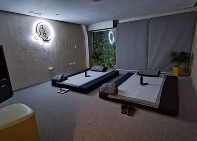 Salle de massage relaxante à Kabayan Asian Spa, Casablanca-settat, MA, avec lits et ambiance sereine.