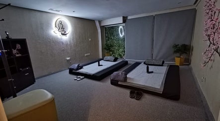 Salle de massage relaxante à Kabayan Asian Spa, Casablanca-settat, MA, avec lits et ambiance sereine.
