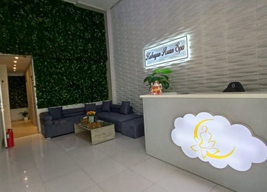 Réception de Kabayan Asian Spa, Casablanca, avec canapé confortable et mur végétal apaisant.