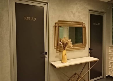 Intérieur apaisant de Kabayan Asian Spa à Casablanca, Maroc, avec miroir et vase décoratif.