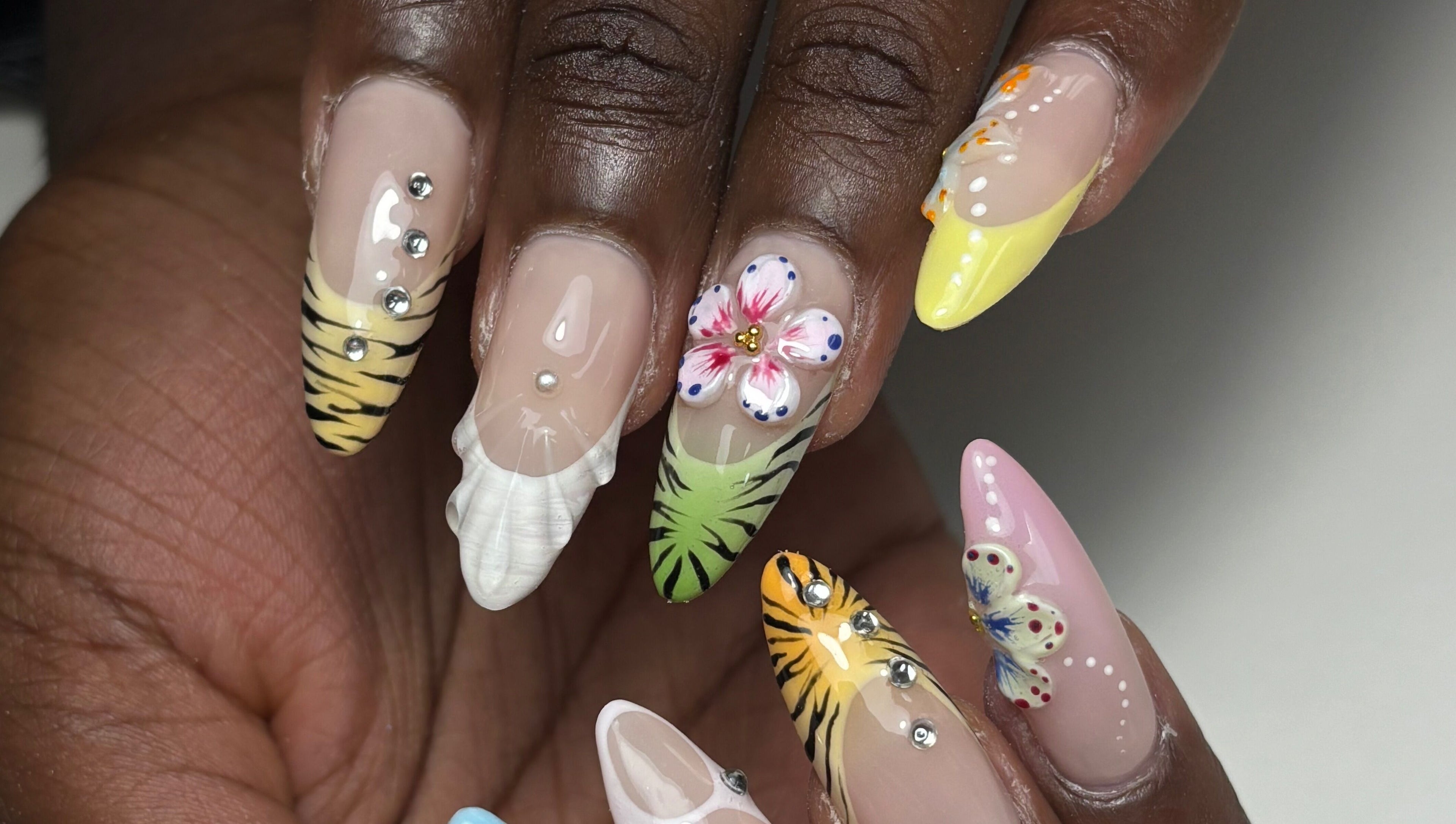 Design artistique d'ongles à Nailsbycrd, Le Havre, Normandie, FR avec motifs floraux et animaliers.