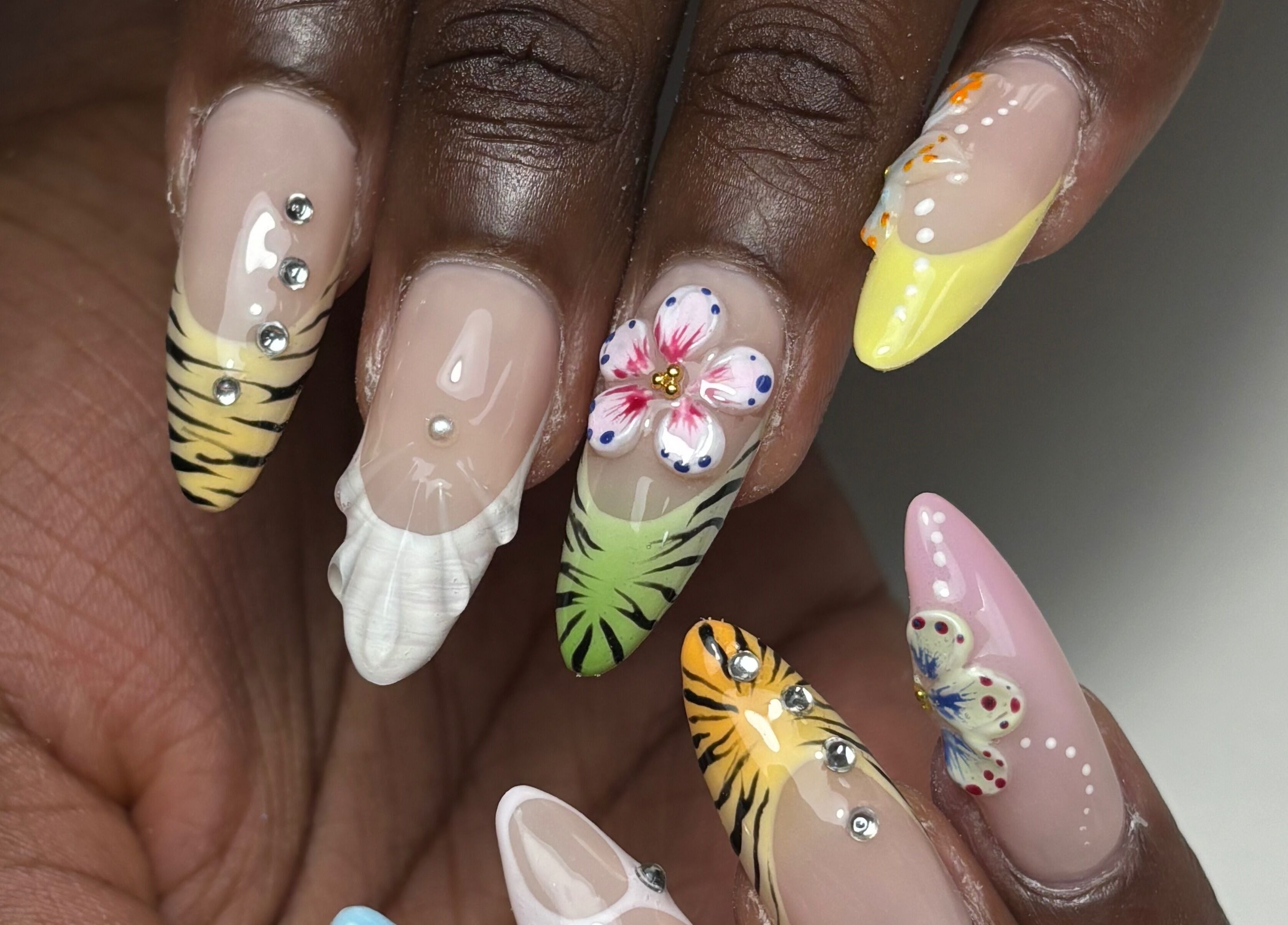 Design artistique d'ongles à Nailsbycrd, Le Havre, Normandie, FR avec motifs floraux et animaliers.