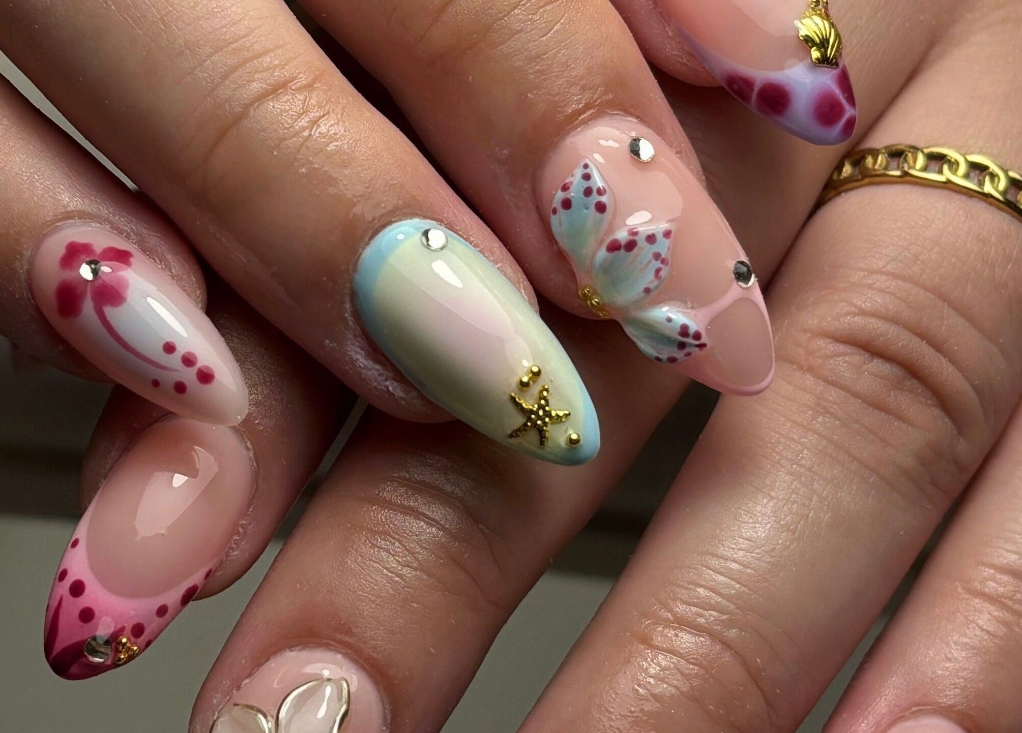 Nail art éclatant chez Nailsbycrd à Le Havre, Normandie, FR, avec dégradé et motifs floraux.