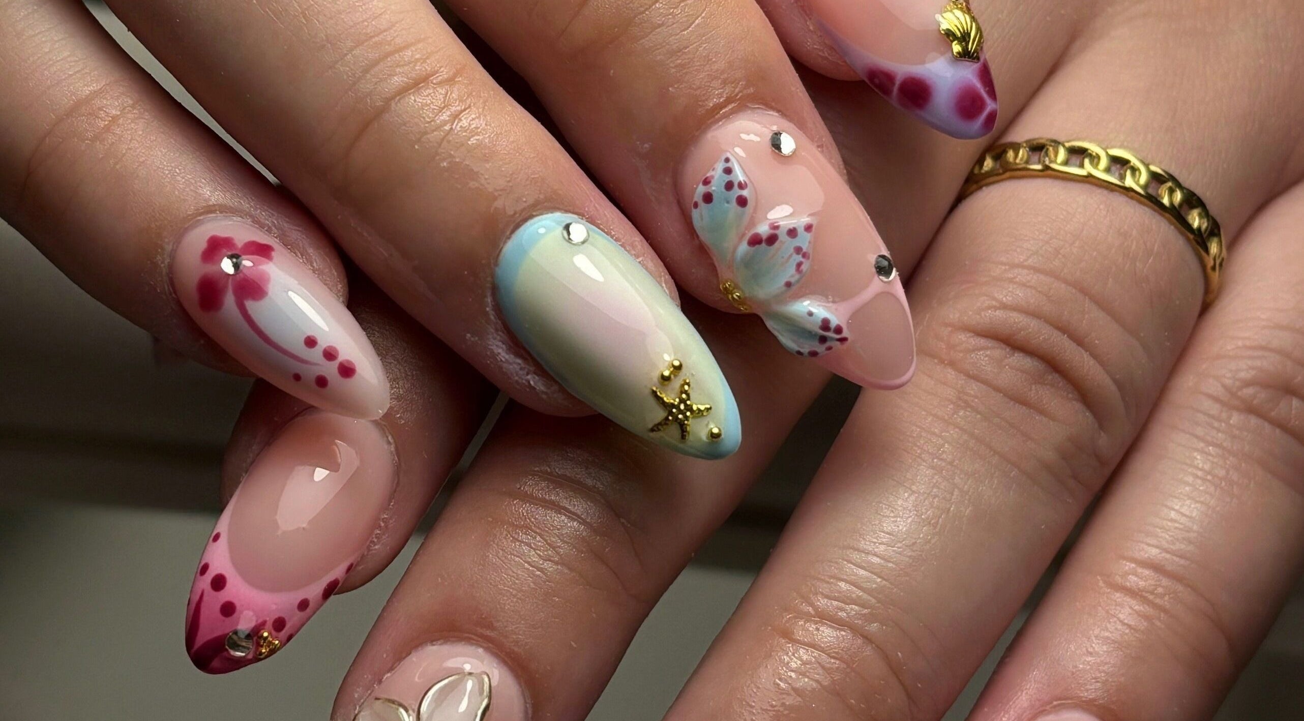 Nail art éclatant chez Nailsbycrd à Le Havre, Normandie, FR, avec dégradé et motifs floraux.