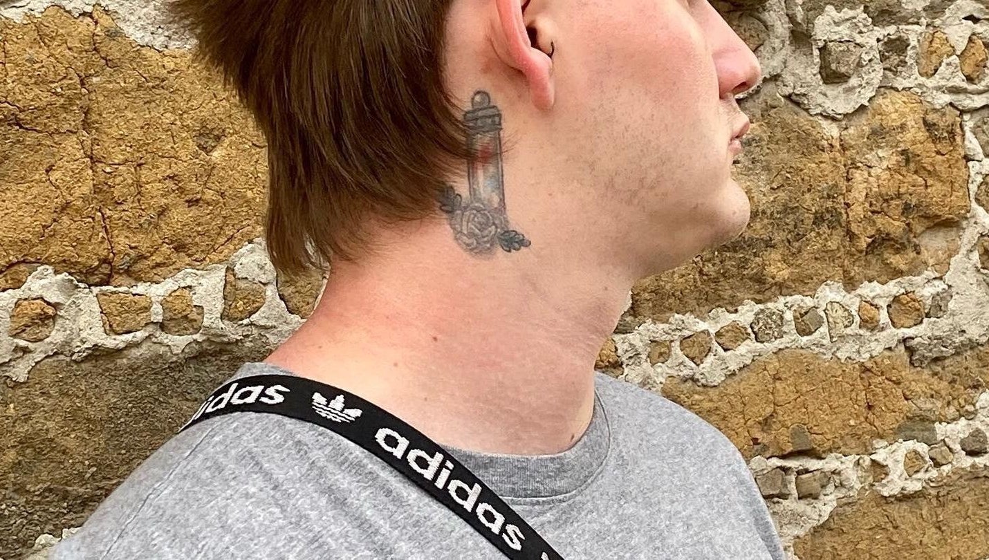 Tatuaje en el cuello de un hombre capturado en Blond Barber, Saltillo, Coahuila De Zaragoza, MX.