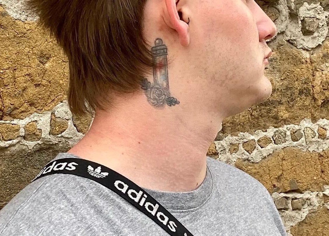 Tatuaje en el cuello de un hombre capturado en Blond Barber, Saltillo, Coahuila De Zaragoza, MX.