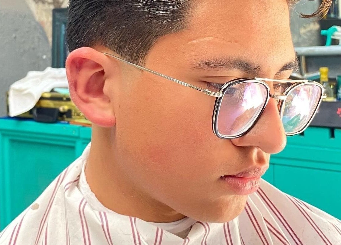 Cliente con estilo moderno en Blond Barber, Saltillo, Coahuila De Zaragoza, MX, en un entorno profesional.