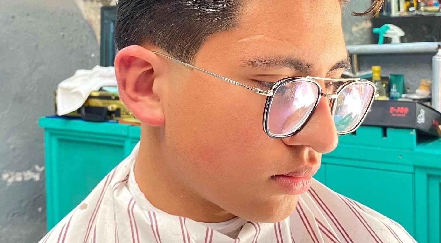 Cliente con estilo moderno en Blond Barber, Saltillo, Coahuila De Zaragoza, MX, en un entorno profesional.