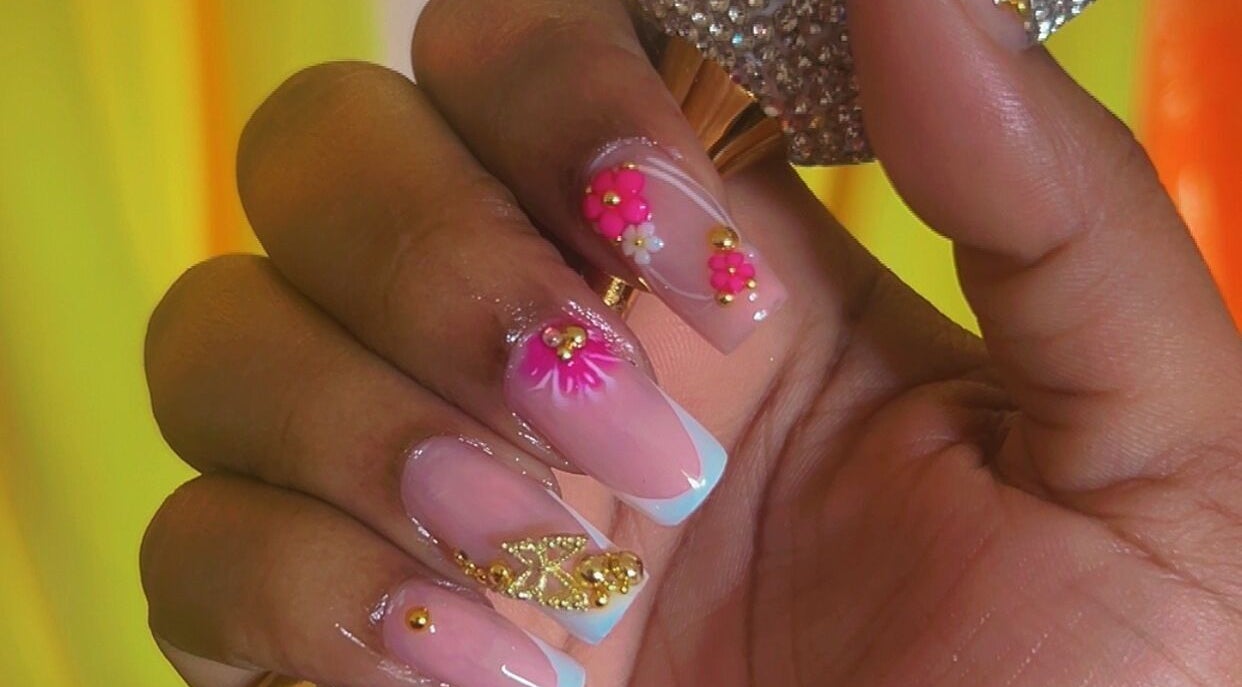 Nail art floral élégant chez Saynails Beauty, Fort-de-France, MQ. Designs floraux et accessoires dorés.