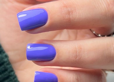 Uñas pintadas de violeta brillante en Dubíe Studio, Santiago, Región Metropolitana, CL.