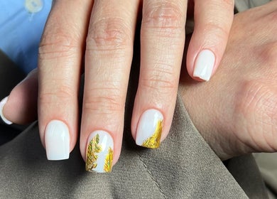 Manicura con diseño dorado en Dubíe Studio, Santiago, Región Metropolitana, CL.