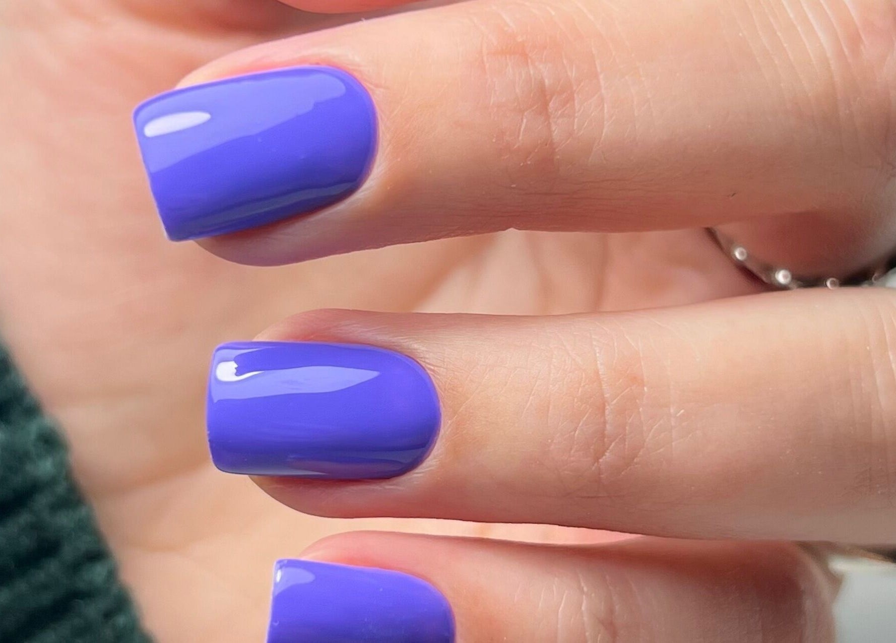 Manicura violeta elegante en Dubíe Studio, Providencia, Región Metropolitana, CL. Calidad excepcional.