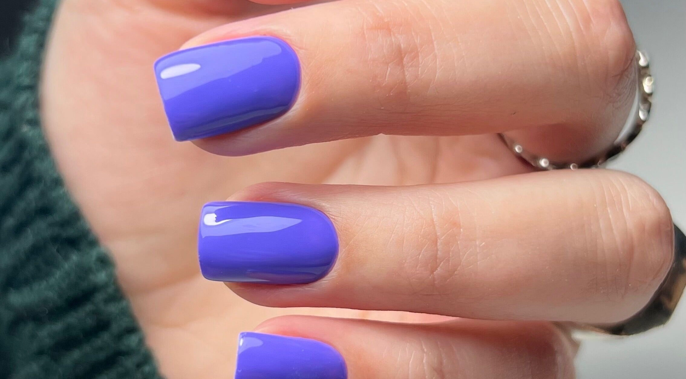 Manicura violeta elegante en Dubíe Studio, Providencia, Región Metropolitana, CL. Calidad excepcional.