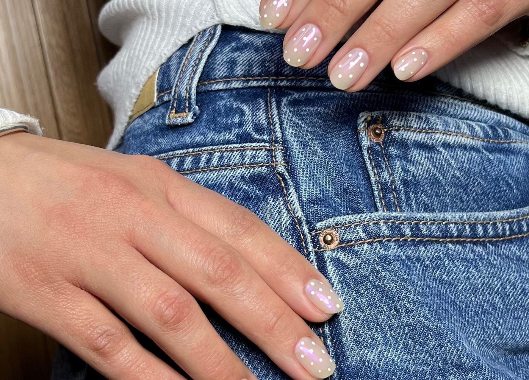 Manicura con diseño sutil en Dubíe Studio, Providencia, Región Metropolitana, CL.